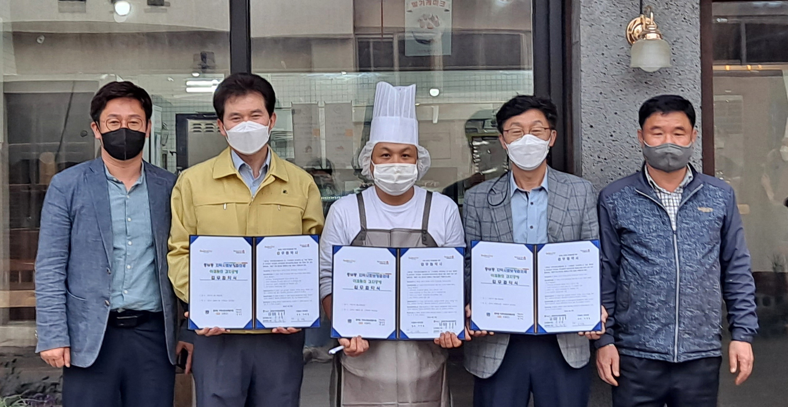 이재원 과자공방은 중부동 아이들을 위해 기념일 상품권을 후원하고 있다.<사진=중부동>