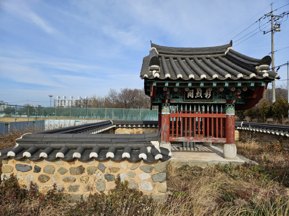 분화사 남쪽에 소재한 ‘이부인영양남씨창렬비’. 이상욱 기자.