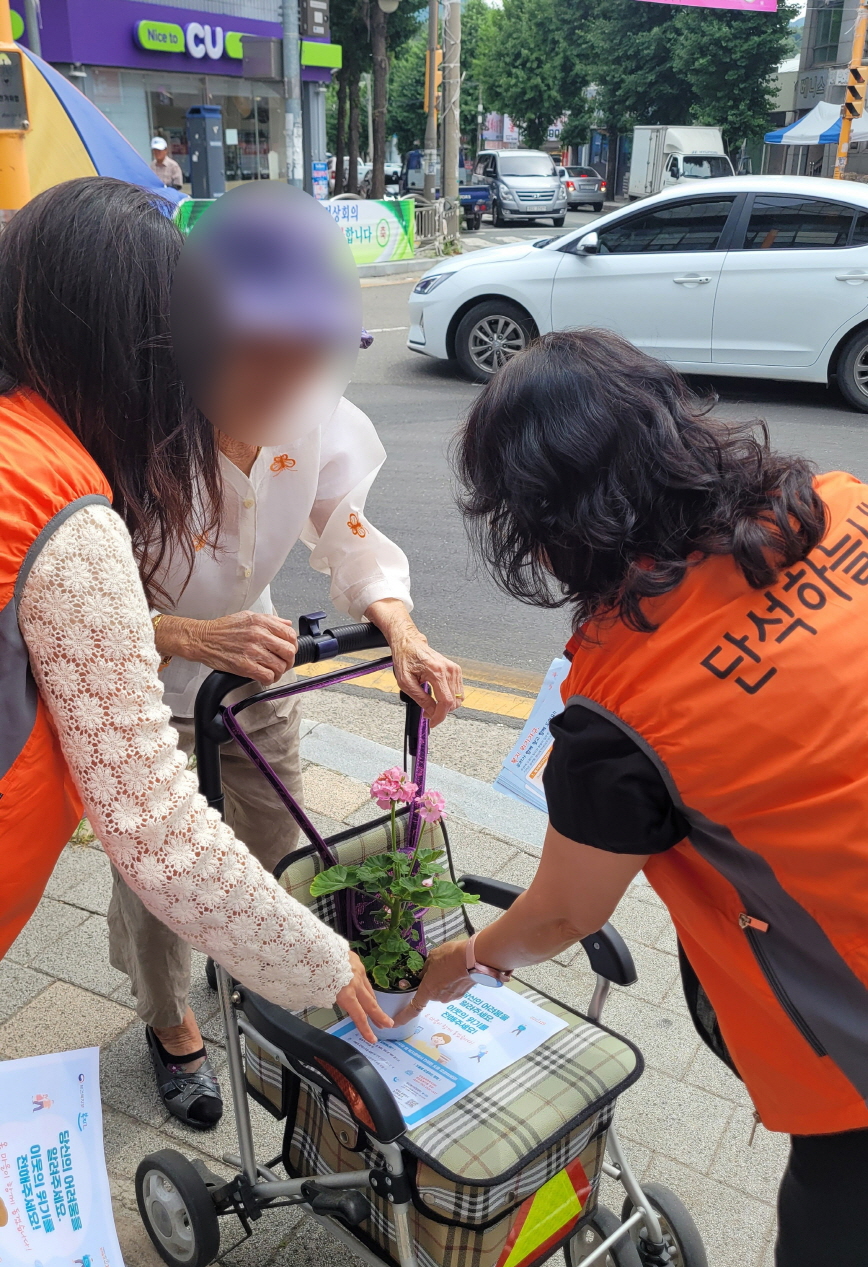 복지사각지대발굴 홍보 반려식물전달. <사진=건천읍>