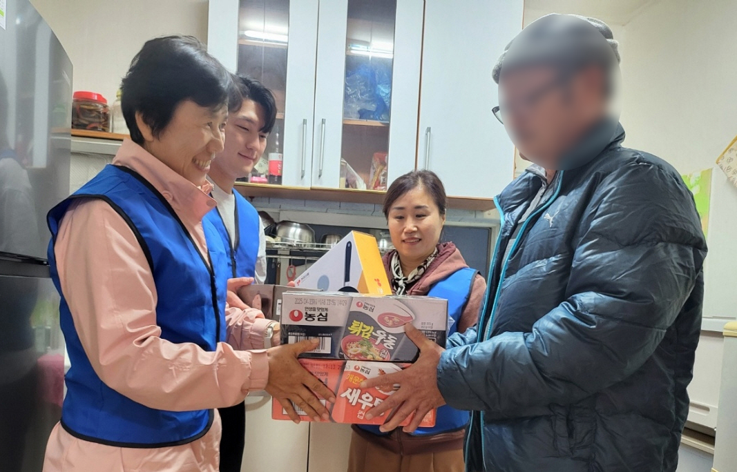 해오름곳간 물품 전달.<사진=양남면>