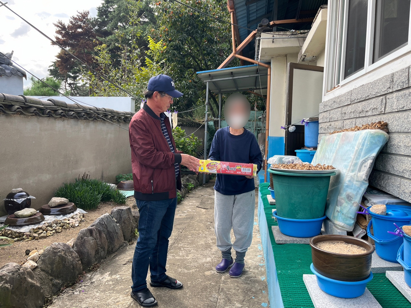 물품 전달. <사진=보덕동>