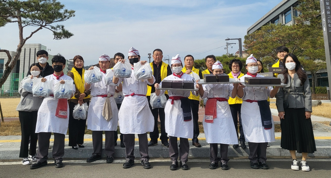 내남면지역사회보장협의체와 삼성생활예술고 학생들의 반찬 나눔 활동. <사진=내남면>