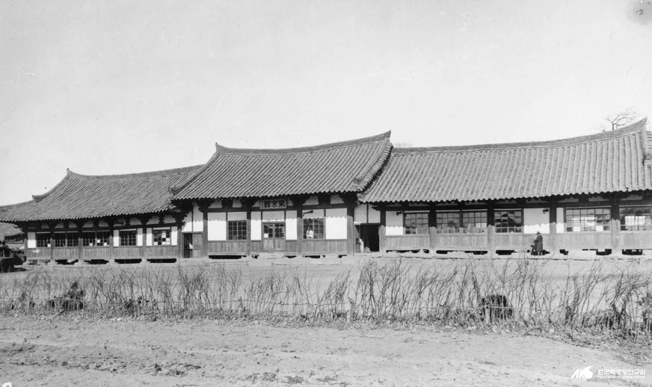 정청, 동헌, 서헌이 모두 온전했던 무너지기 전 동경관 모습. <사진=한국학중앙연구원 제공>