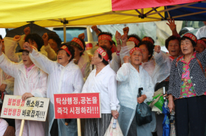 누가 이 늙은 할매들을 황혼의 저편에서 아귀지옥의 광장으로 끌어냈는가?