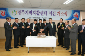조그만 돌멩이를 모아 거대한 탑을 쌓는 사람들 