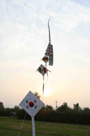 창공을 찌르는 ‘가오리 연의 비상’