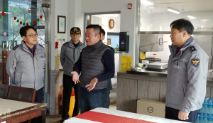 경주경찰서, 대자원에 방한용품 등 작은 크리스마스 선물 전달