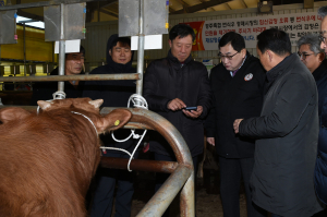 경주가축시장 찾아 한우산업 경쟁력 강화 지원 약속