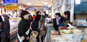 경주 신라봉사회, 전통시장 장보기 행사 가져 