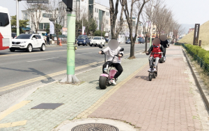 인도와 차도사이 질주하는 전동바이크 ‘아찔’