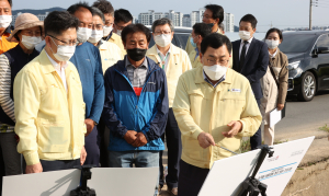 김현수 농식품부 장관, 경주 태풍 피해현장 방문