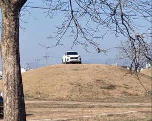 경주 쪽샘지구 고분 위에 정차한 운전자 ‘고발’ 방침