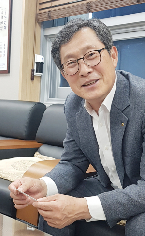 50대에 꿈 키우는 전인식 시인, ‘모란 꽃 무늬 이불 속’에서 ‘검은 해를 보았네’ 