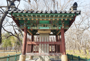 박무의공비 지붕기와 관리 필요하다