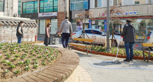 황오동청년회, 지역 꽃 화분 관리 나서