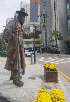 네거리에 세운 토정선생 동상, 눈길 확 끌어