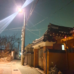 어쩌면 우리에겐 가로등 하나가 필요한지도 모르겠습니다