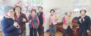 ‘우리 경로당만의 우산 만들기’ 프로그램 진행