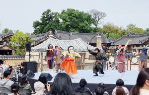 역사문화관광도시 경주 관광객들로 붐빈다