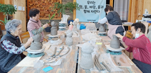 구토란 할매 도자기 전시회, “우리가 만든 흙인형 예쁘죠?”