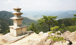 경주 남산 용장사지, 삼층석탑 앞에 서면… ‘남산 답사의 절정’ 눈앞에