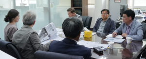 “독자들에게 폭넓은 프레임 제공해야”
