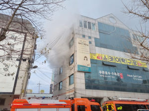 동천동서 5층 건물 화재, 1명 부상