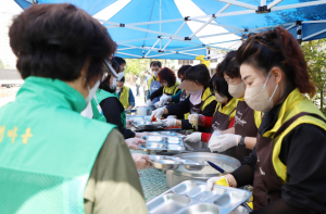 경주시종합자원봉사센터, 황성동 친절한경자씨와 ‘참! 좋은 사랑의 밥차’ 운영