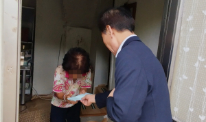 건천읍, 취약가구 찾아 온누리 상품권 전달