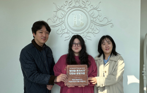 자립준비청년 ‘열여덟 혼자서기’ 인턴십 기관 현판 전달