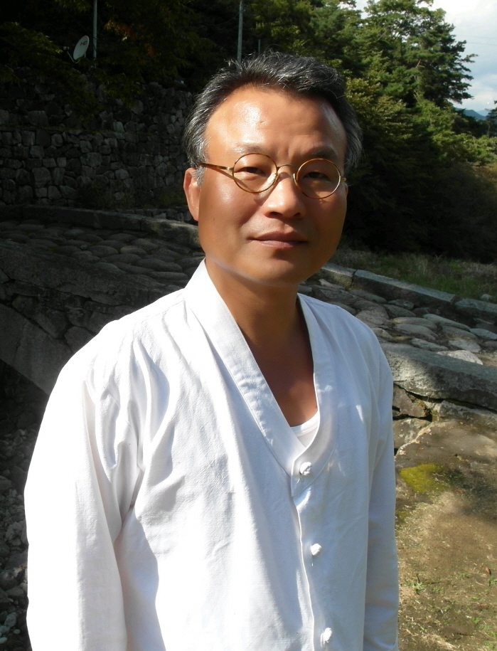 한·중·일 3국의 문명사적인 시각으로 30년동안의 연구를 집대성한 <한차 문명의 동전>을 출간해 화제의 중심에 서 있는 출향인 현암 최정간 선생은 경주에서 태어났기 때문에 이번 집필이 가능했다고 한다.