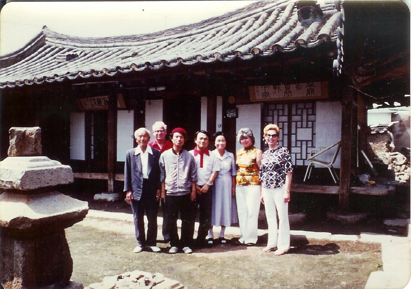 최정간 선생 생가를 방문한 외국인 학자들과 최남주 선생 부인인 이원임 여사(우에서 세번째).