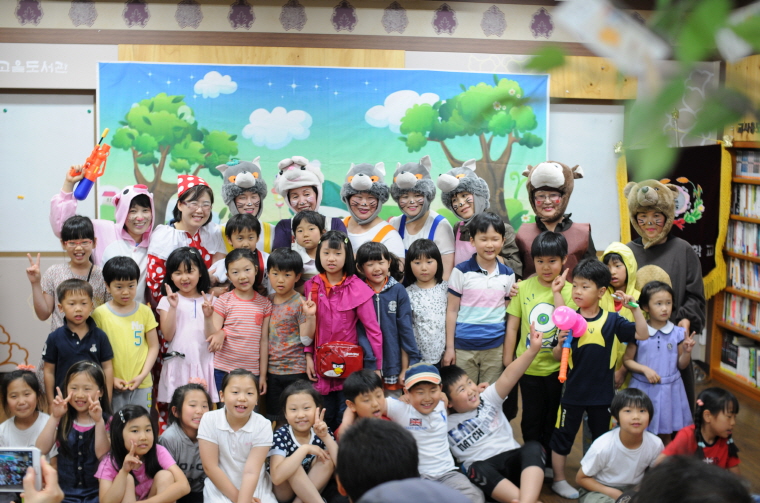 24일 금요일 ‘달빛 아래서 인형극’을 관람한 학생들은 즐거운 추억을 남겼다.