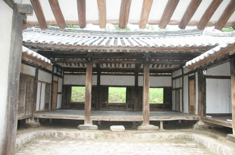 서울에 있던 우재 선생의 당시 집 이름이었던 ‘객거암’이란 현액이 걸려있는 안채.