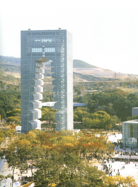 2007년 경주엑스포공원에 들어선 ‘경주타워’높이 82m에 달하는 건축물로 엑스포문화센터와 함께 건축비만 440억원이 들었다.