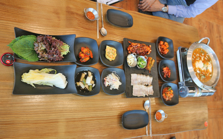 깔끔한 ‘수육한상’의 상차림.