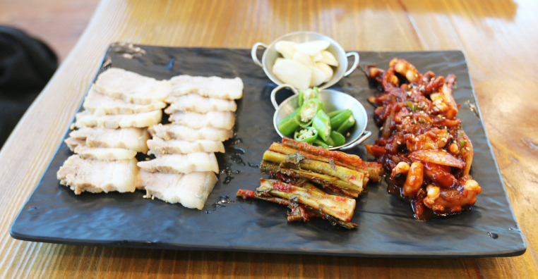 담백한 ‘수육한상’.