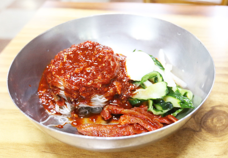 매콤한 ‘함흥식 비빔냉면’.