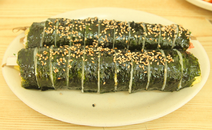 두툼한 두께와 변함없는 재료로 옛 추억을 생각나게 하는 ‘김밥’.