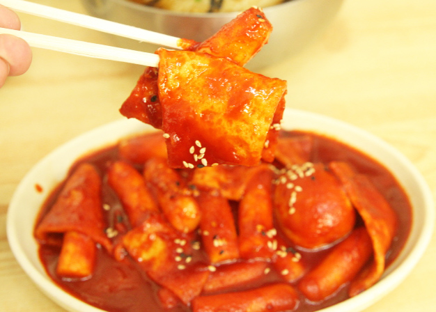 쫀득한 쌀떡과 매콤한 양념에 멈출 수 없는 ‘떡볶이’.