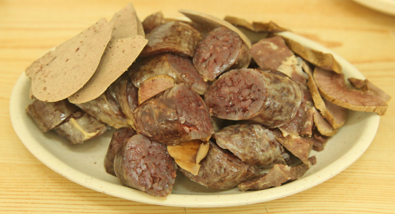 직접 만든 양념장에 찍어먹을 수 있는 푸짐한 양의 ‘순대’.
