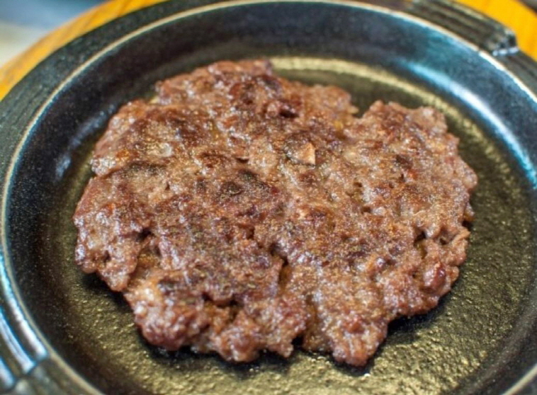 직접 손으로 반죽해 부드럽고 쫀득한 인기 메뉴 ‘떡갈비’.