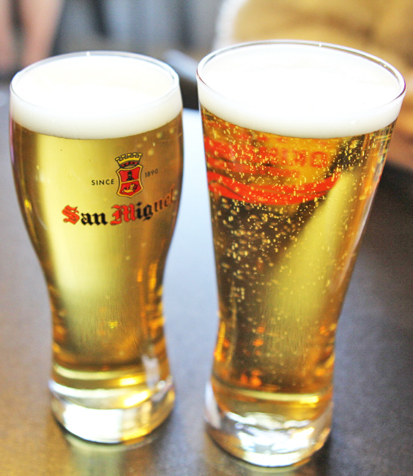 피자와 완벽한 궁합을 자랑하는 산미구엘 생맥주(좌), 오리온 생맥주(우).
