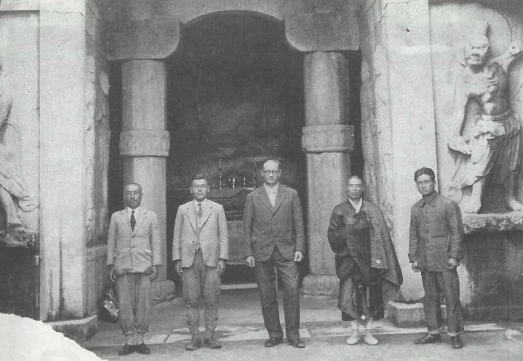 1933년 독일베를린박물관 동양미술부장과 석굴암에서(좌로부터 두번째가 석당 선생).