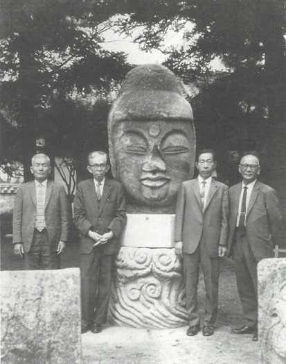 1961년 석당 선생이 경주 남산 철와곡에서 발견한 신라 최대 석불두.