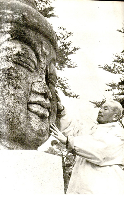 경주 남산에서 선생이 발견한 신라 최대 불두 앞에서.