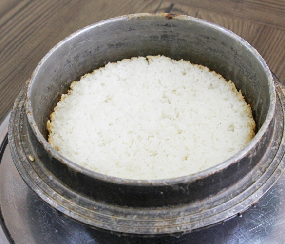 고소한 누룽지를 맛볼 수 있는 ‘솥밥’.