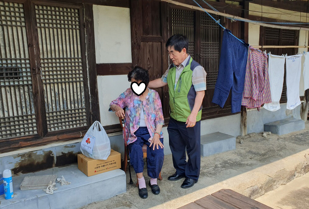 행복드림(찬) 직접 준비한 반찬을 전달하는 모습. <사진=현곡면>