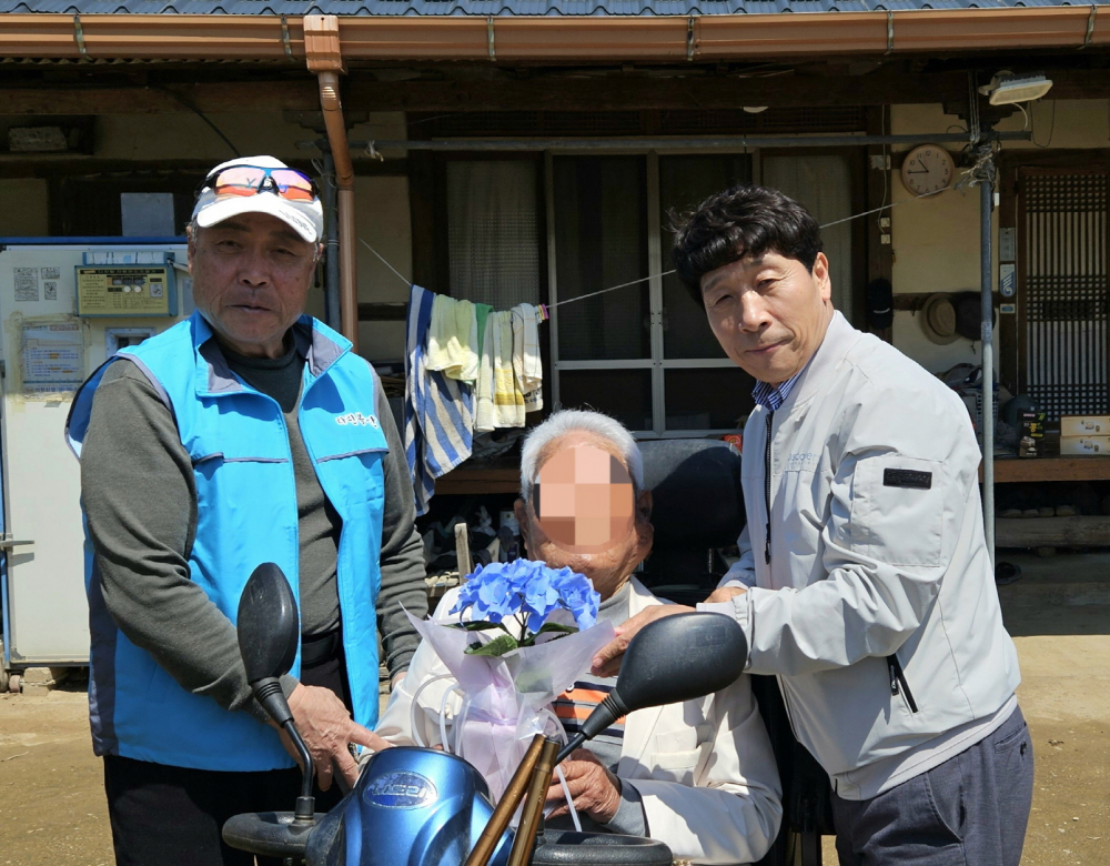 100세 이상 어르신 위문. <사진=산내면>