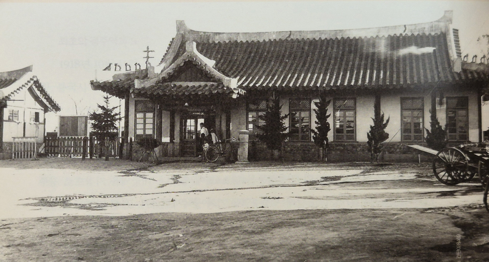 1934년 조선총독부가 발간한 ‘생활상태조사’(生活狀態調査)에 실린 옛 경주역 사진. 증축공사 이후 모습이다. <사진=김운 역사여행가>